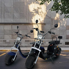Scuter Electric 2 Persoane, Viteză Limitată 25 km/h – Fără Permis, Viteza maxima 45 km/h, Autonomie 45 km, Motor 1500W, Baterie 20Ah, Suspensie Hidraulică, COC Inclus
